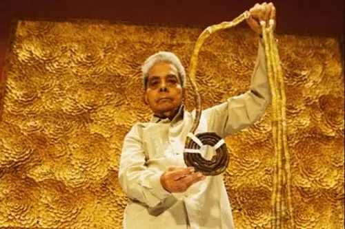 世界最长的指甲:最长的拇指指甲可达2米总长超过9米