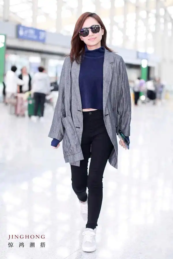 刘惜君现身机场,一身深色系装扮舒适耐看