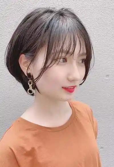 女生短头发梳偏分洋气发型空气般的刘海,营造出女生的甜美度,两鬓角