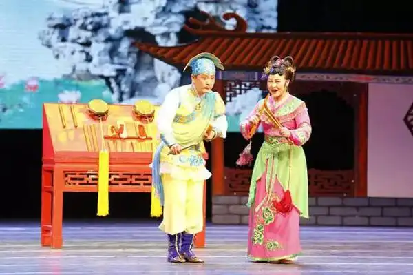 二人转《西厢听琴》掀起晚会的高潮,演员李玉莲和王洪臣表演了"大板"