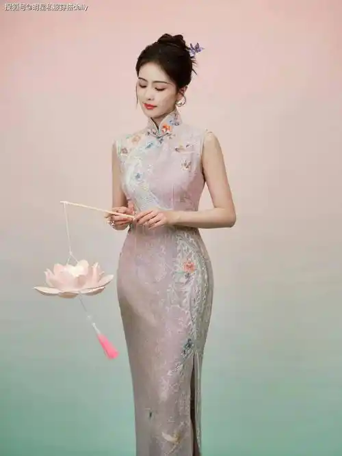 白鹿这身材谁能顶得住!穿粉色旗袍身材妖娆,温婉端庄宛若画中人