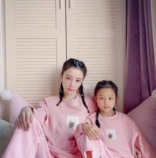 贾乃亮晒近照,现身游乐园笑容满面气色好,在他身边唯独不见甜馨