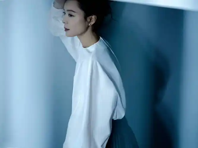 张静初亮相北京时装周闭幕式完美诠释优雅知性魅力