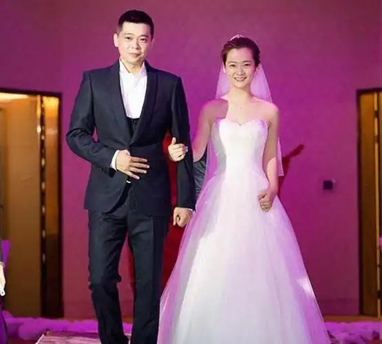 被遗忘的男演员,和老婆因戏结婚,女儿1岁未有人知