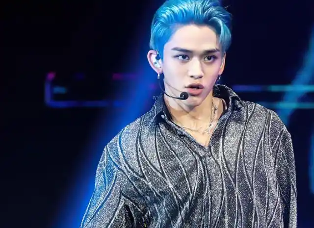 黄旭熙上节目全身涂粉?流汗露出素颜,和王嘉尔肤色差令人意外