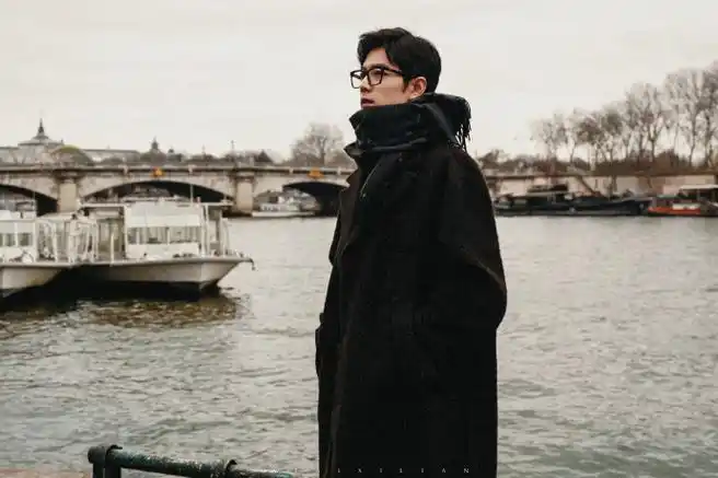 肖战黑色大衣看展随拍##肖战欧洲街头vlog