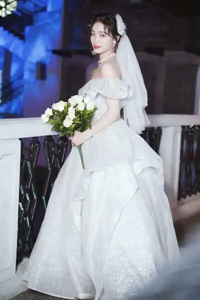 许佳琪婚纱造型# 梦之河最美好的你毕业快乐 cr@heartsniper_许佳鼢