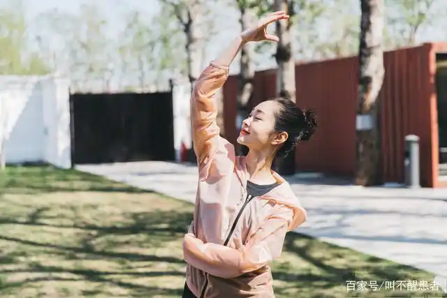 换上拳击服,秒变英姿飒爽的健身达人,宋轶也称,拳击是她最喜欢的运动