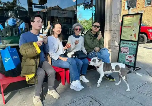 知名歌手李泉近况曝光和家人现身国外身旁的年轻女性引人注意