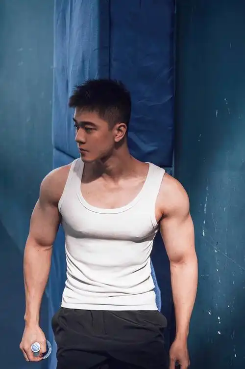 英俊帅气小伙肌肉小哥哥健身帅哥wanyukin