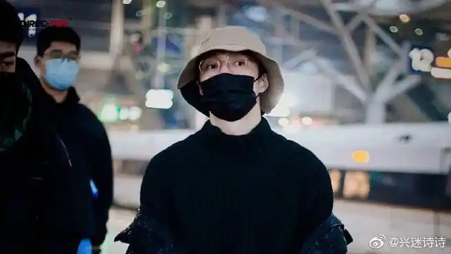 张艺兴黑色毛衣渔夫帽化身冬日暖男 抵达. 来自兴迷诗诗