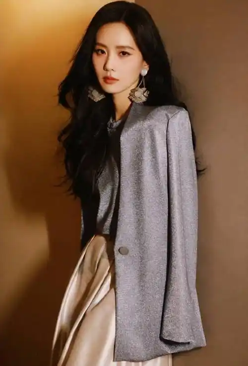 刘诗诗上演写真大片,优雅又仙气,女王范十足!_感情_作为一个_女神