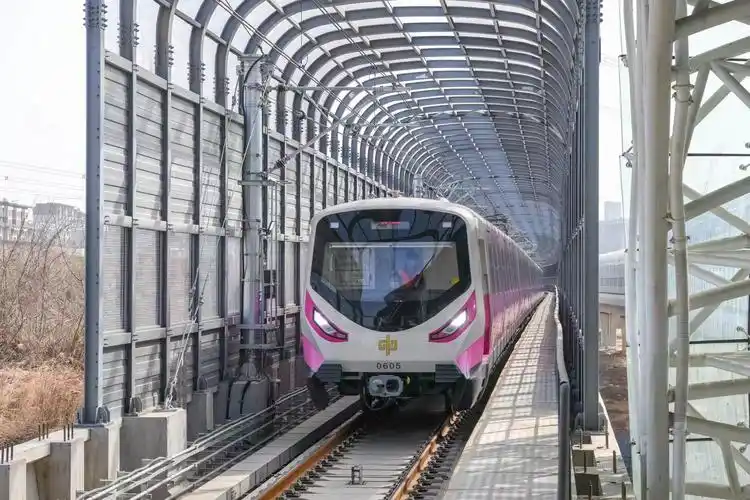 6光溢彩活力无限郑州地铁6号线一期首通段开通运营