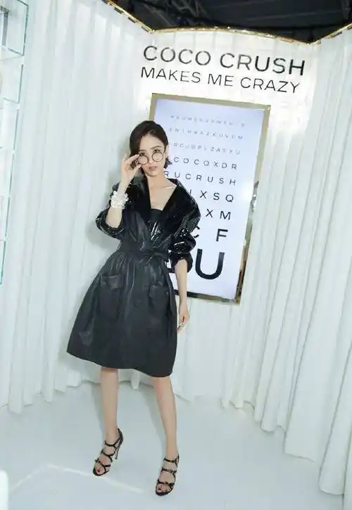 原创34岁佟丽娅穿白色连衣裙优雅时尚网友气质不输29岁baby