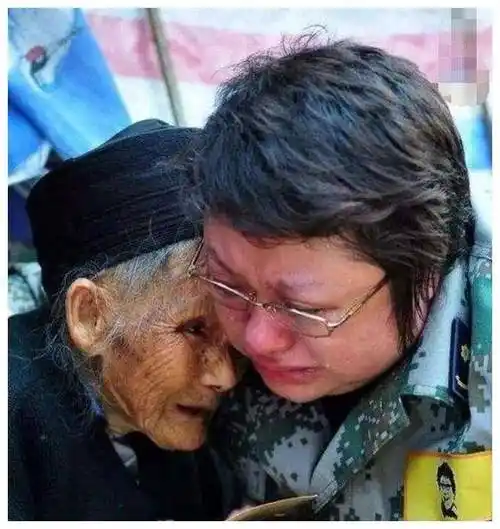 军旅歌手捐4000万救灾,18首作品感动万千军人,热泪盈眶_韩红_母亲