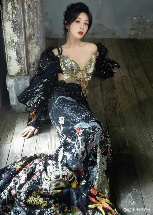 杨紫新杂志曝光,瘦了好多,黑色西装搭配露脐内衣,马甲线好明显