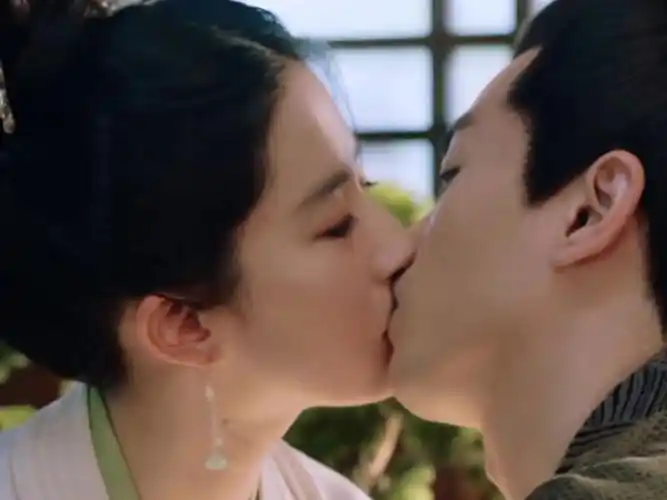 刘亦菲嘟嘴索吻,陈晓瞬间招架不住!这就是成年人的爱情嘛f