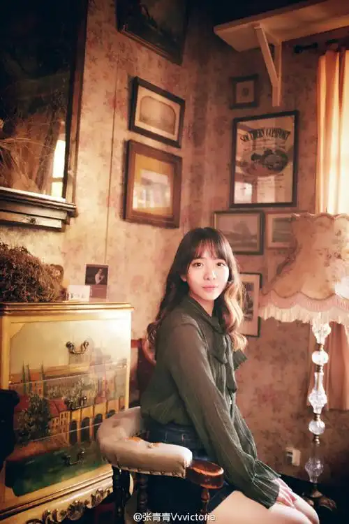 毕业于华东师范大学的校花张青青vvvictoria在微博晒出少女风写真