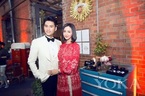 婚礼 在美过天际的豪华卡司伴郎伴娘团陪伴下,新人袁弘张歆艺执手步入