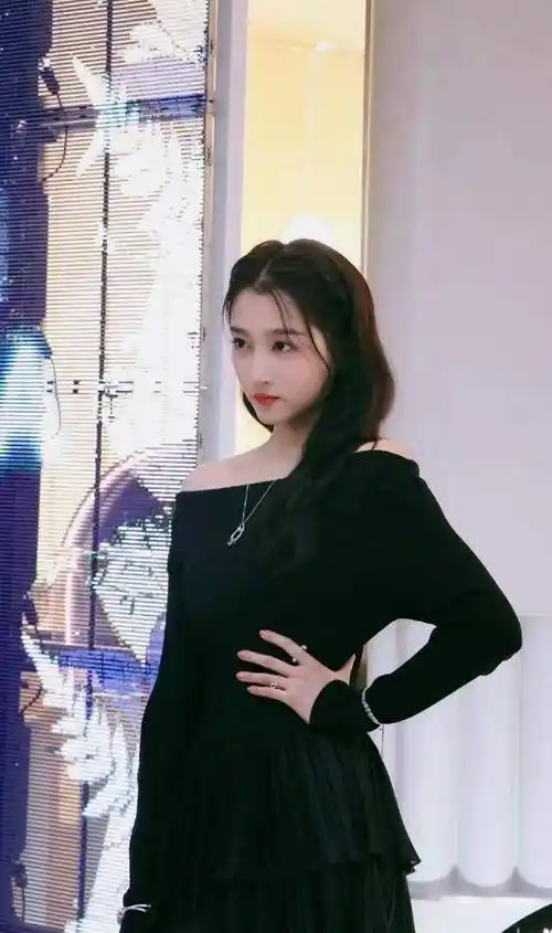 关晓彤终于穿对了!一字肩长裙成最美黑天鹅,中分卷发美回千金范_造型_