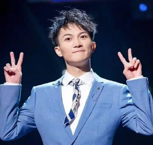 对比周深刚出道时和近两年的照片,网友们发现,周深的颜值高了可不是一