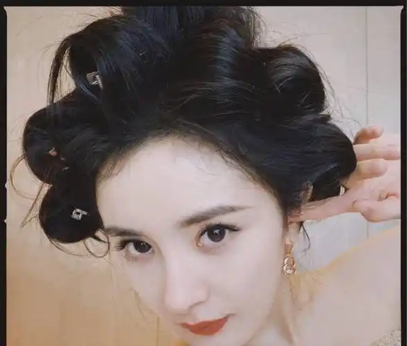 再加上她的颜值,就更受大众喜欢了,随着年龄的增长杨幂反而变得更加有