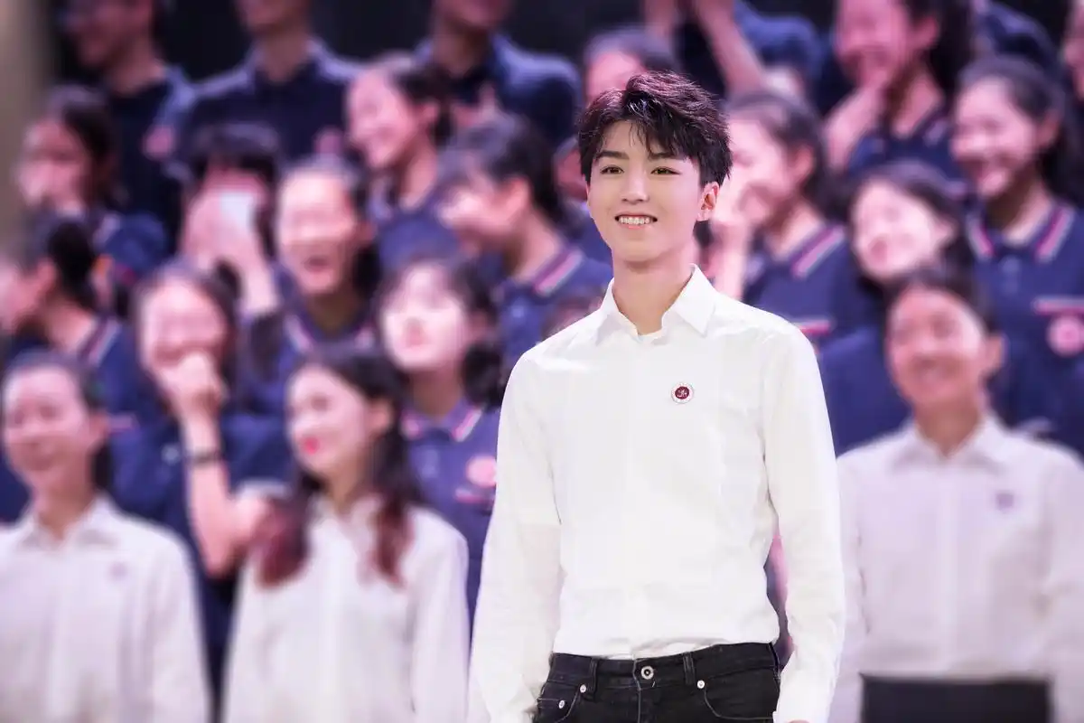 王俊凯一笑起来露出来的小虎牙真的很可爱啊!