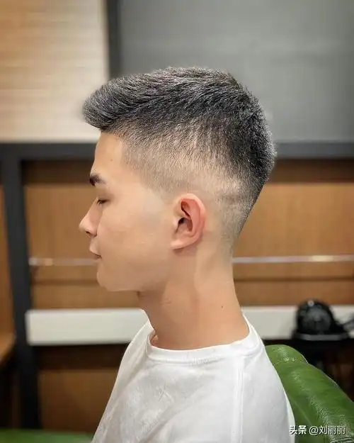 发型的作用同样不容小觑,发型可以让你从普通路人变成时尚型男,颜值