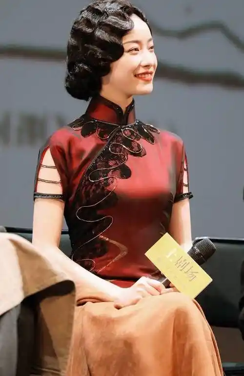 倪妮最新话剧照,一袭绿色高开衩旗袍,被网友赞:时尚万种代言人_造型