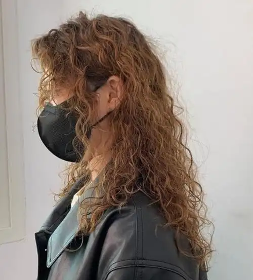 长头发的女生烫个满头卷发型,只看背影就很有造型感,免打理的发型很受