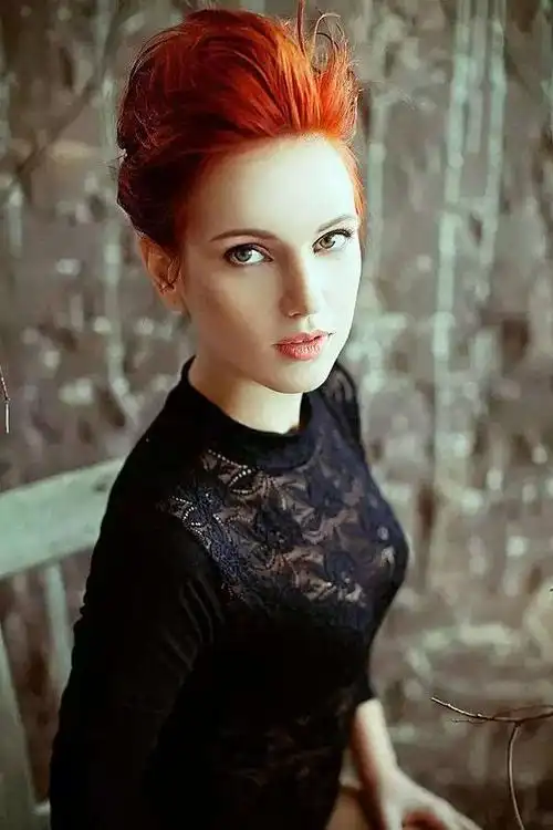 既然pompadour的起源来自于庞巴度夫人前段高耸突起的发型,那么这样的