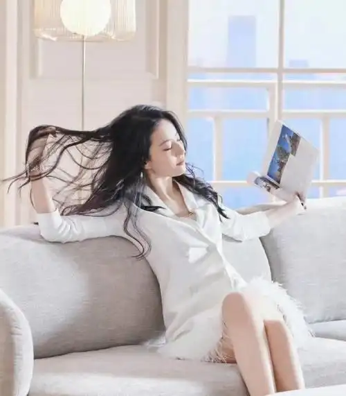 刘亦菲才是真肤白貌美大长腿白色羽毛西装裙发丝飘逸美死了