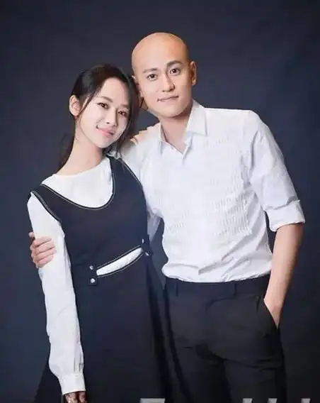 杨紫前男友秦俊杰秀恩爱,牵手接吻摸臀不避讳,牵手进入酒店