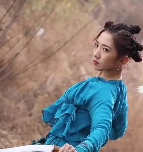 《诛仙》孟美岐肖战暧昧戏太甜蜜,双目对视,片场打闹背着就跑