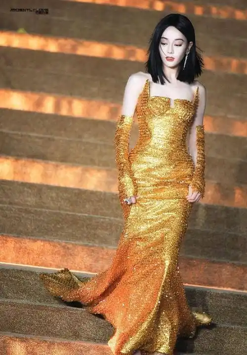 假胸,假屁股,一众内娱女星那点心机,都穿在身上了_迪丽热巴_连衣裙