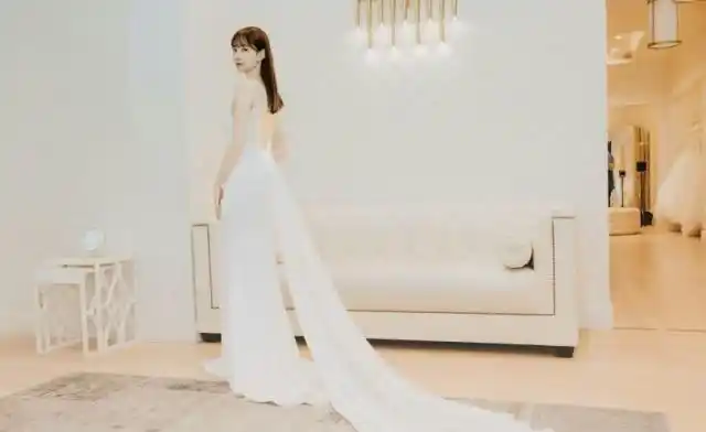 沈梦辰梳空气刘海穿白色婚纱,尊贵优雅!与杜海涛合照很有夫妻相