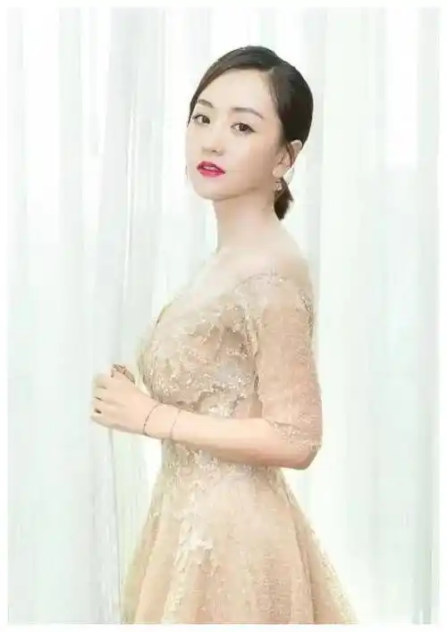 杨蓉真抗老,41岁穿透明蕾丝裙,韵味十足_气质_亮片_演技