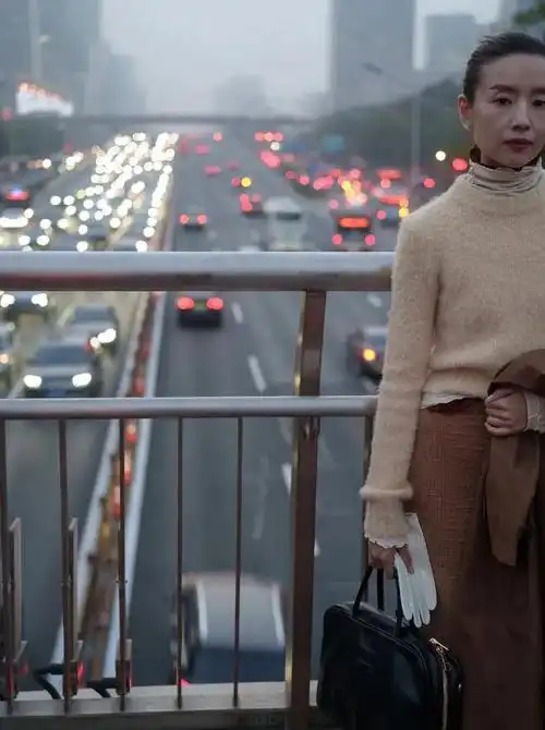 董洁北京街拍没有修图的状态有点90年代那种未经雕琢自然的美