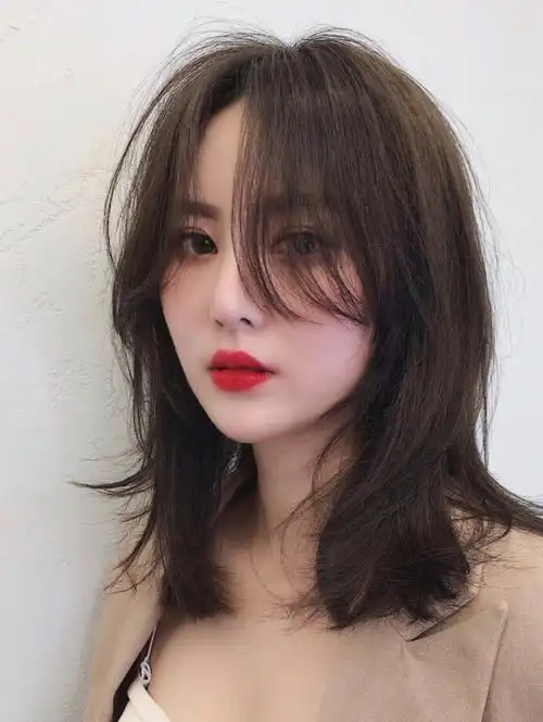 女生夏天一定要尝试的气质八字刘海锁骨发