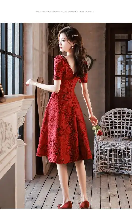 元素:蕾丝面料:蕾丝领型:u型领上市时间:2022年夏季适用人群:新娘裙长