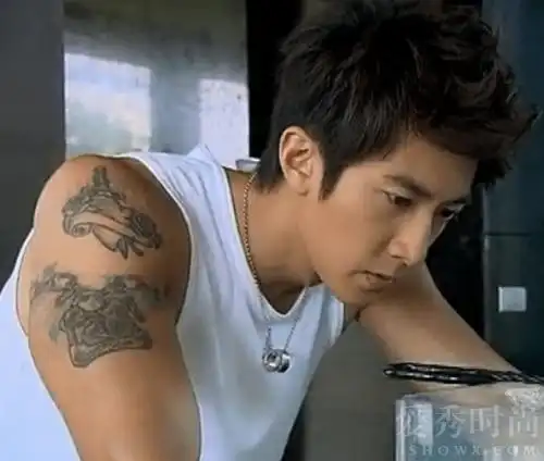 吴尊纹身有几处现身机场双腿纹身超酷炫