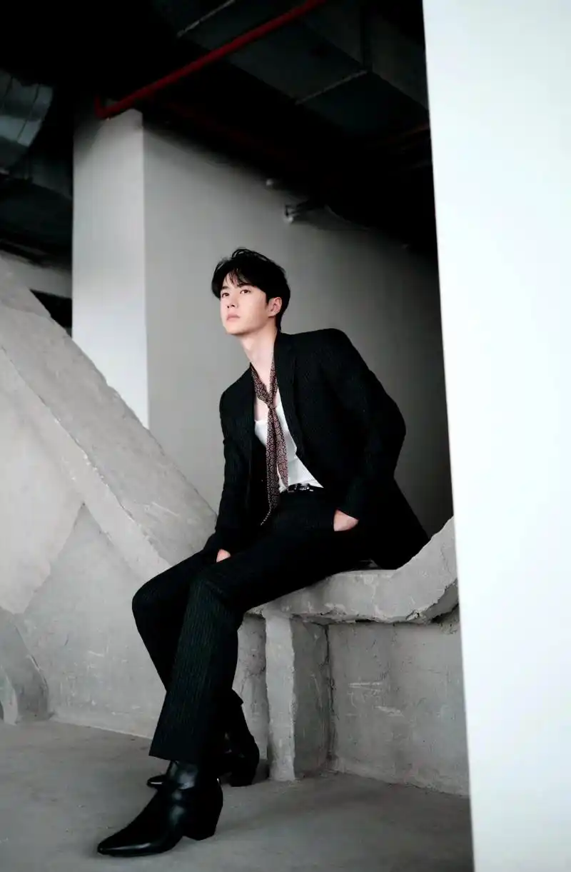 王一博# #王一博黑西装花领带# 王总出山必然炸裂全场 太帅了