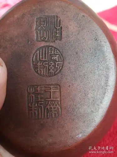 汪寅仙指导闻红仙王桂荣合作制作紫砂提梁一把器型规整手感好印章清晰