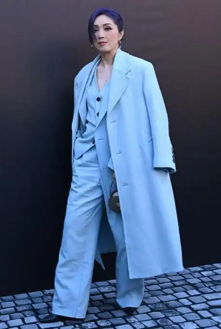 杨千嬅亮相时尚活动穿搭靓丽展现年轻风度