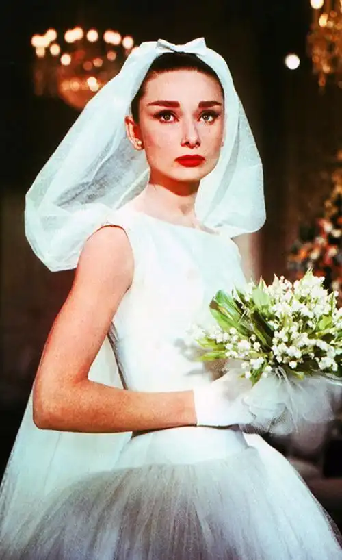 奥黛丽赫本婚礼照片尘封60年曝光,女神绝尘之美影响几代设计师!