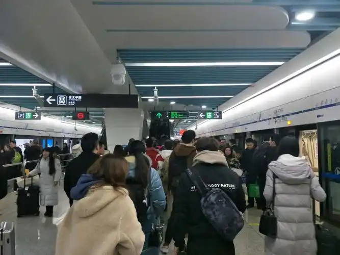 成都地铁新进场,保春运迎高峰