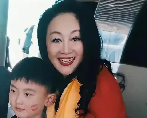 遗憾的是,在接连不断的不幸中,她急切地想要治愈儿子的病,结果却不慎