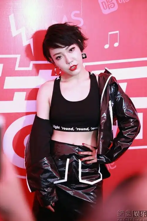 吴莫愁冒雨献唱红音乐节