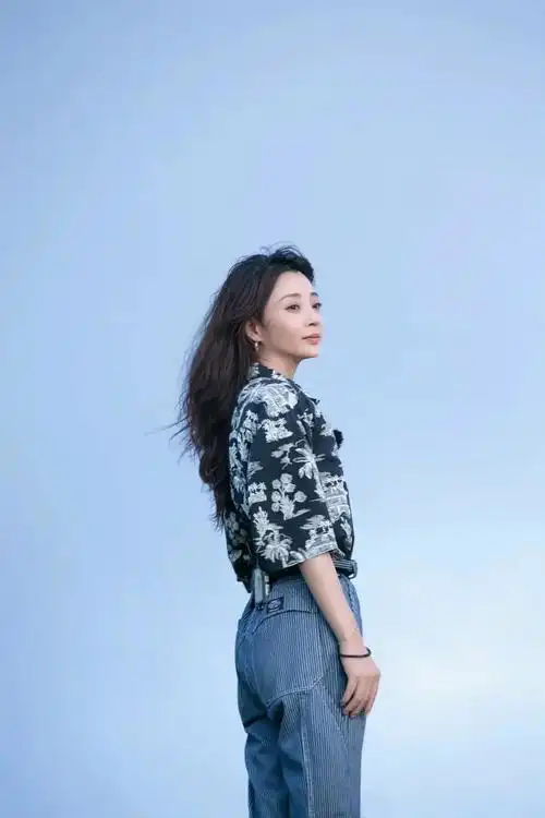 殷桃不仅人美,穿衣也很时髦,花衬衫配系带裤青春减龄