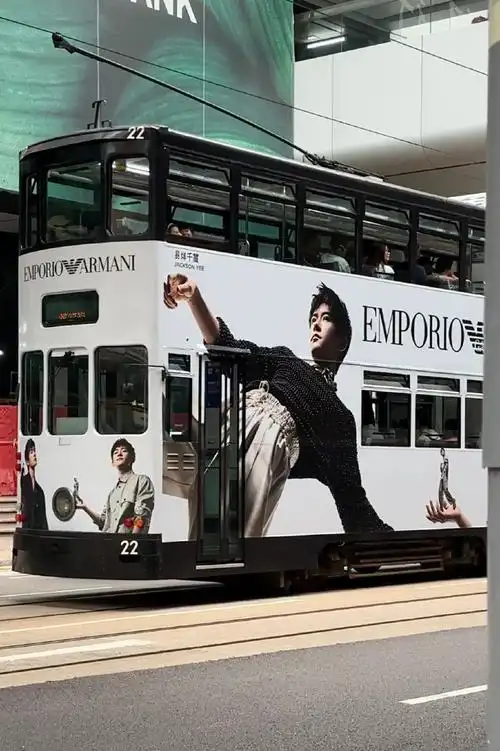 易烊千玺阿玛尼叮叮车#  有网友香港偶遇易烊千玺阿玛尼amani叮叮 !!